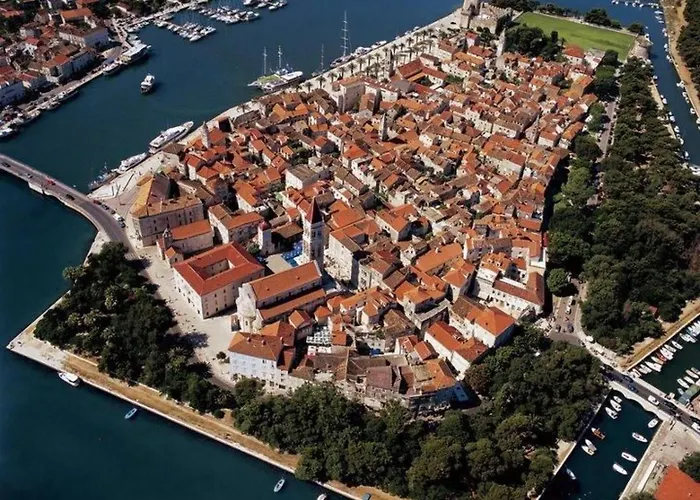 Superior-apartment Mit Einem Schlafzimmer In Strandnaehe By Interhome Apartman Trogir