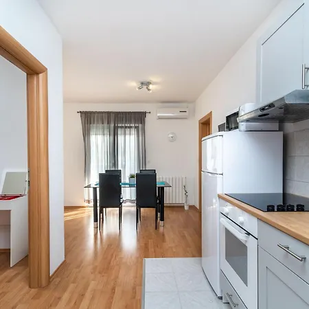 Superior-apartment Mit Einem Schlafzimmer In Strandnaehe By Interhome Trogir