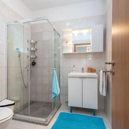 Superior-apartment Mit Einem Schlafzimmer In Strandnaehe By Interhome アパート トロギール