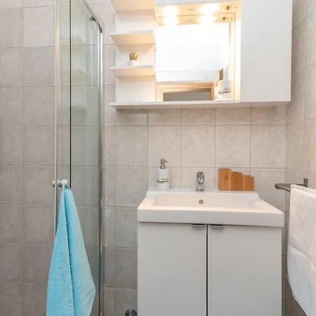 Superior-apartment Mit Einem Schlafzimmer In Strandnaehe By Interhome アパート トロギール
