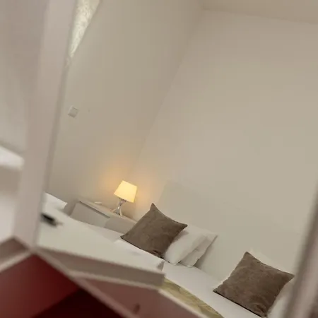 Superior-apartment Mit Einem Schlafzimmer In Strandnaehe By Interhome アパート トロギール