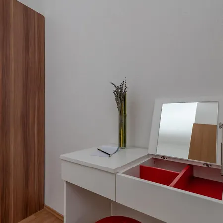 Superior-apartment Mit Einem Schlafzimmer In Strandnaehe By Interhome アパート トロギール